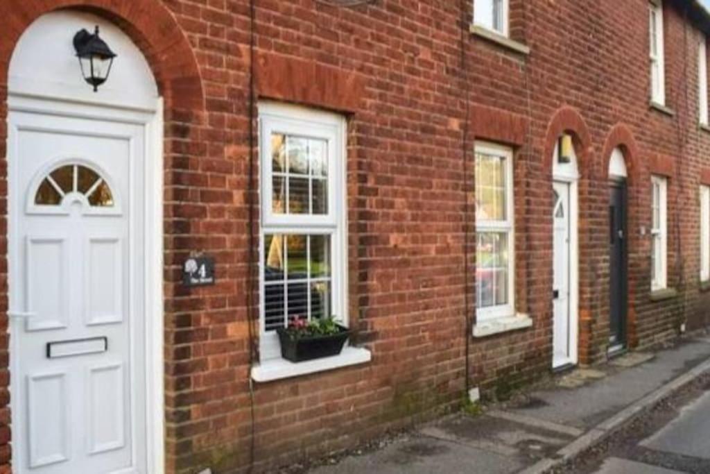 Beautiful Renovated Cottage In Mersham Ashford Kent Bagian luar foto